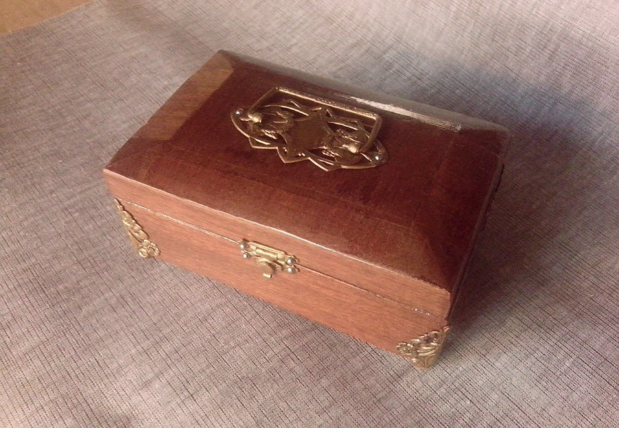 Caja de madera chapada